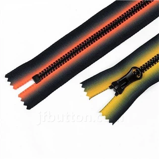 Plastikiniai užtrauktukai prie kiemo