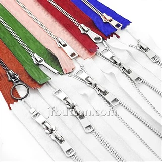 Atviras baigtas metalinis „Zipppers“ striukėms